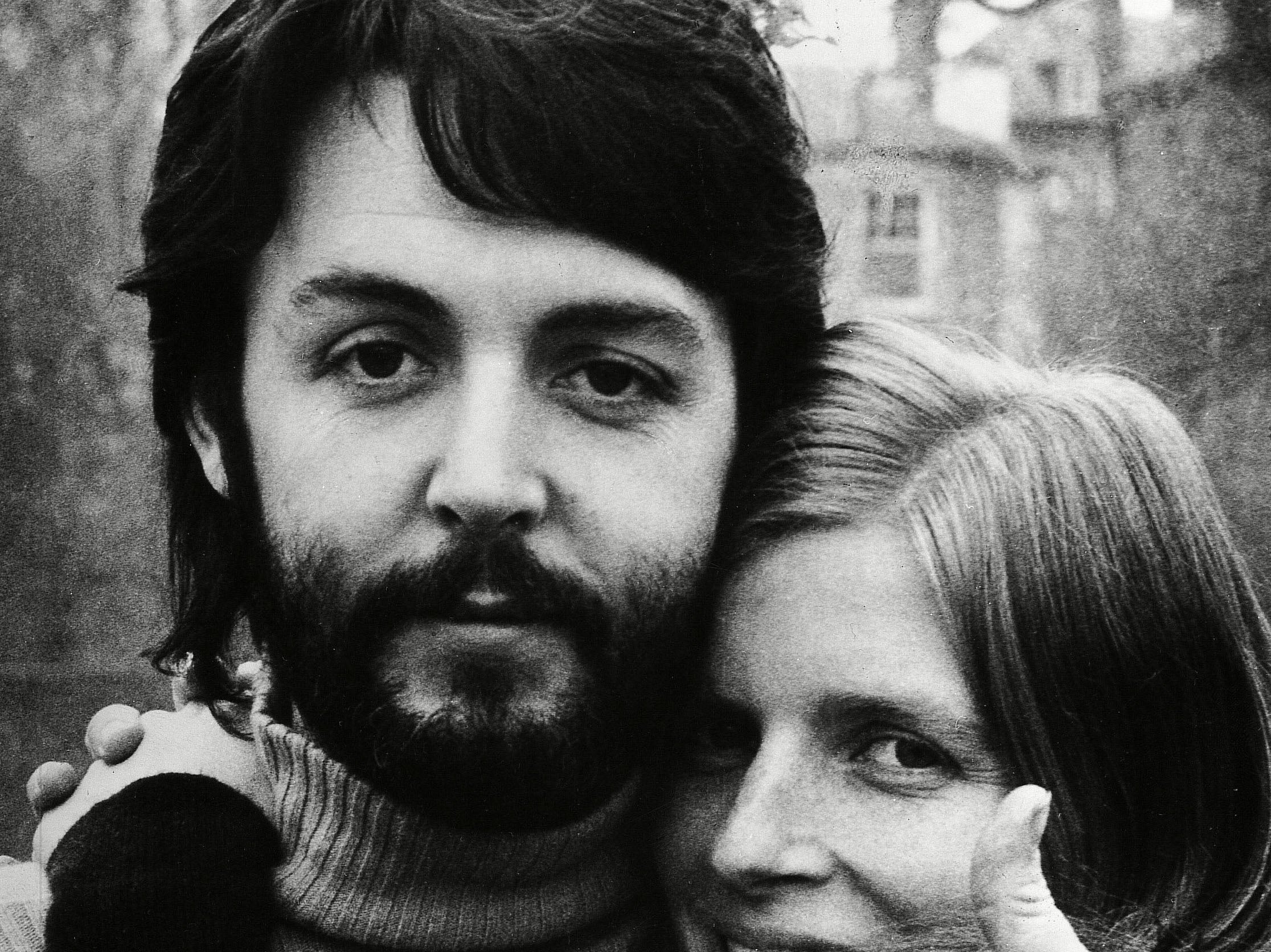 Paul McCartney con su esposa Linda en 1970, días después de que anunciara que los Beatles nunca volverían a trabajar juntos.