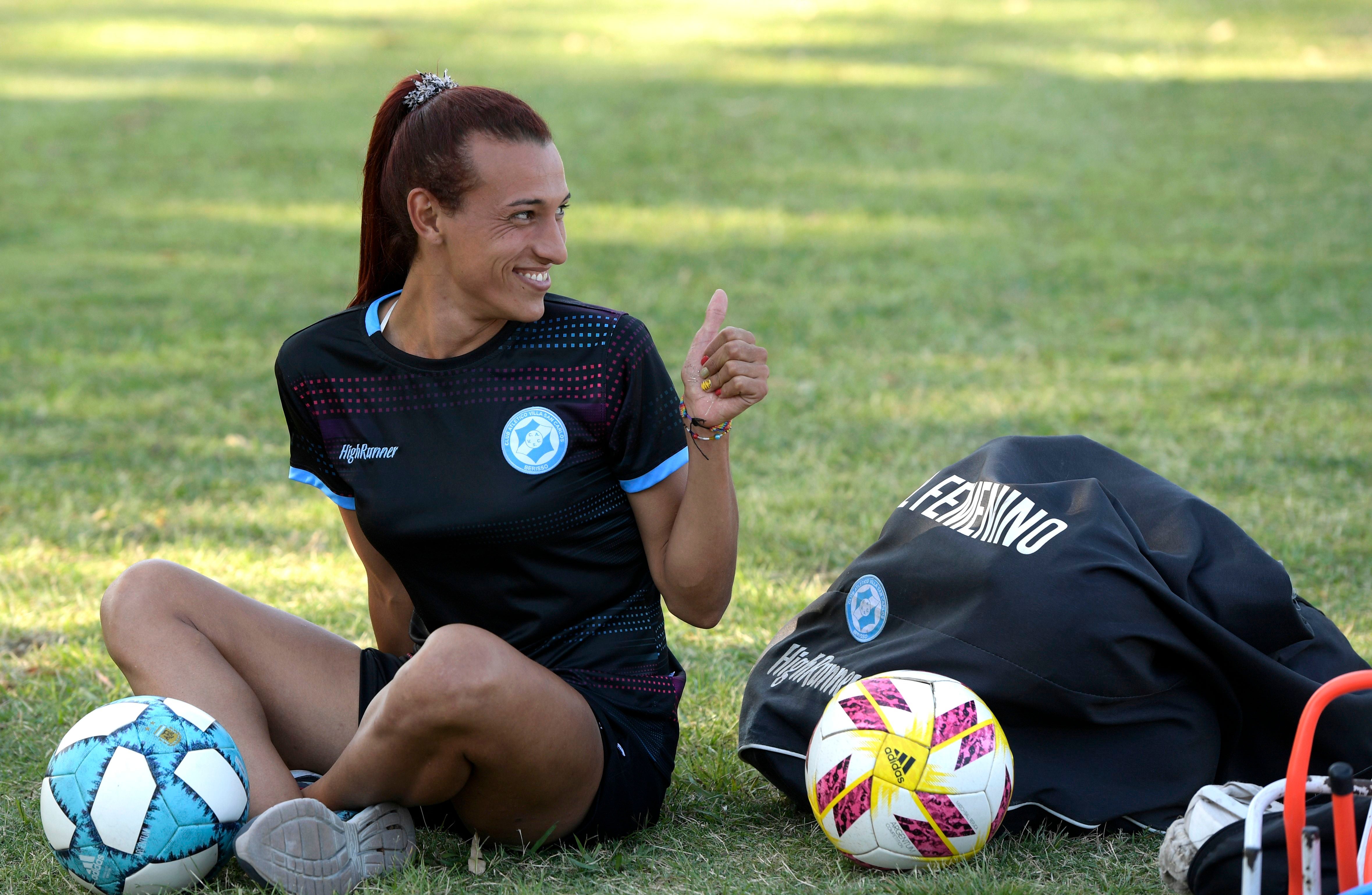 <p>La futbolista argentina Mara Gómez espera el inicio de un entrenamiento con su equipo de fútbol femenino de primera división, Villa San Carlos, en La Plata, Argentina, el 14 de febrero de 2020.</p>