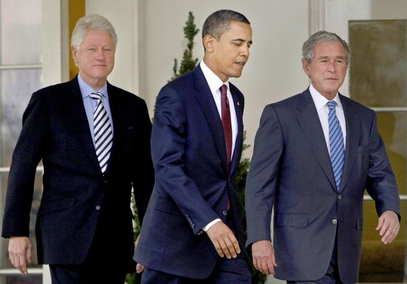 ARCHIVO - En esta fotografía del 16 de enero de 2010, el presidente Barack Obama (centro) sale de la Oficina Oval de la Casa Blanca junto con los expresidentes Bill Clinton (izquierda) y George W. Bush en Washington.