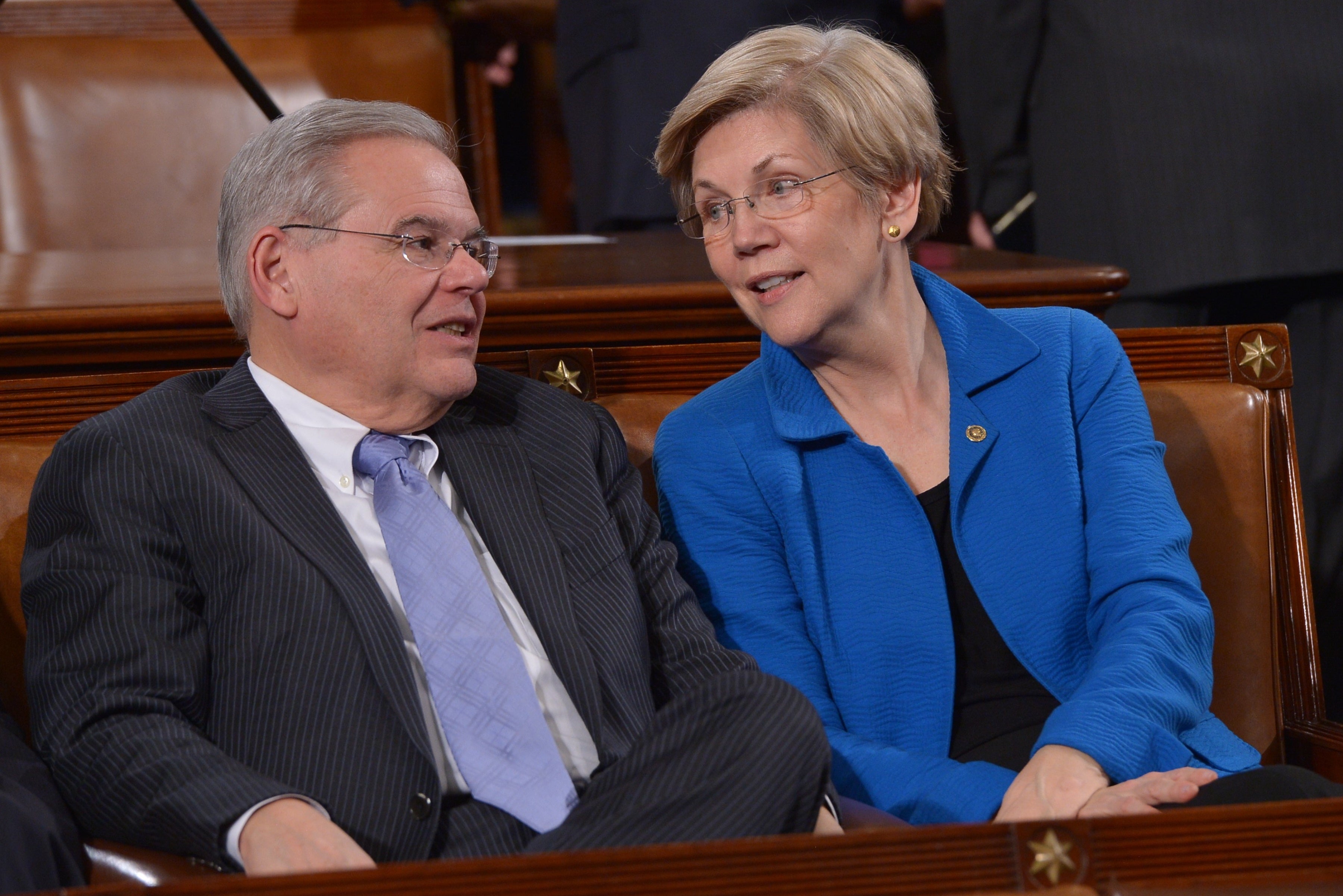 <p>Elizabeth Warren y Bob Mendez hablan ante el discurso sobre el Estado de la Unión del Presidente de los Estados Unidos, Barack Obama, el 20 de enero de 2015 en la Cámara de Representantes del Capitolio de los Estados Unidos.</p>
