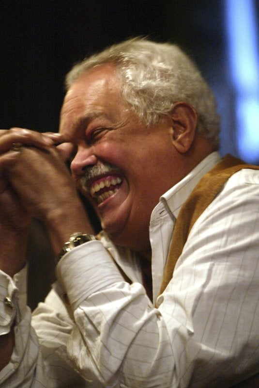 En esta foto del 31 de marzo de 2005, Miguel Algarín, uno de los fundadores del Nuyorican Poets Cafe, ríe durante una entevista en Nueva York. Algarín murió el lunes 30 de noviembre de 2020 en Nueva York. Tenía 79 años.