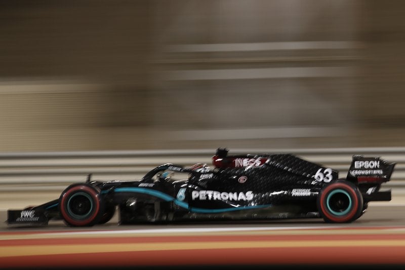 El piloto británico George Russell, de Mercedes, conduce en la primera sesión de prácticas para el Gran Premio de Sakhir, Bahréin, en el Circuito Internacional de Bahréin, el viernes 4 de diciembre de 2020.