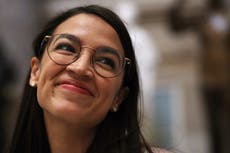 AOC llama racista a gobernador por política de vacuna Covid