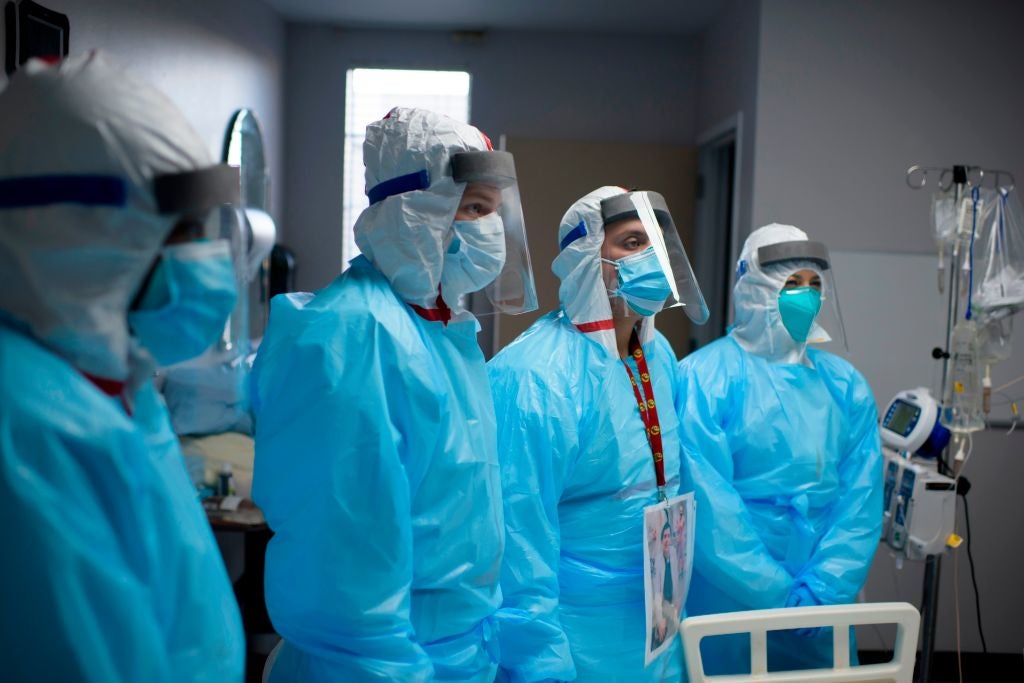 Los trabajadores de la salud escuchan mientras el jefe de personal, el Dr. Joseph Varon, les habla en la sala Covid-19 del United Memorial Medical Center en Houston, Texas, el 4 de diciembre de 2020