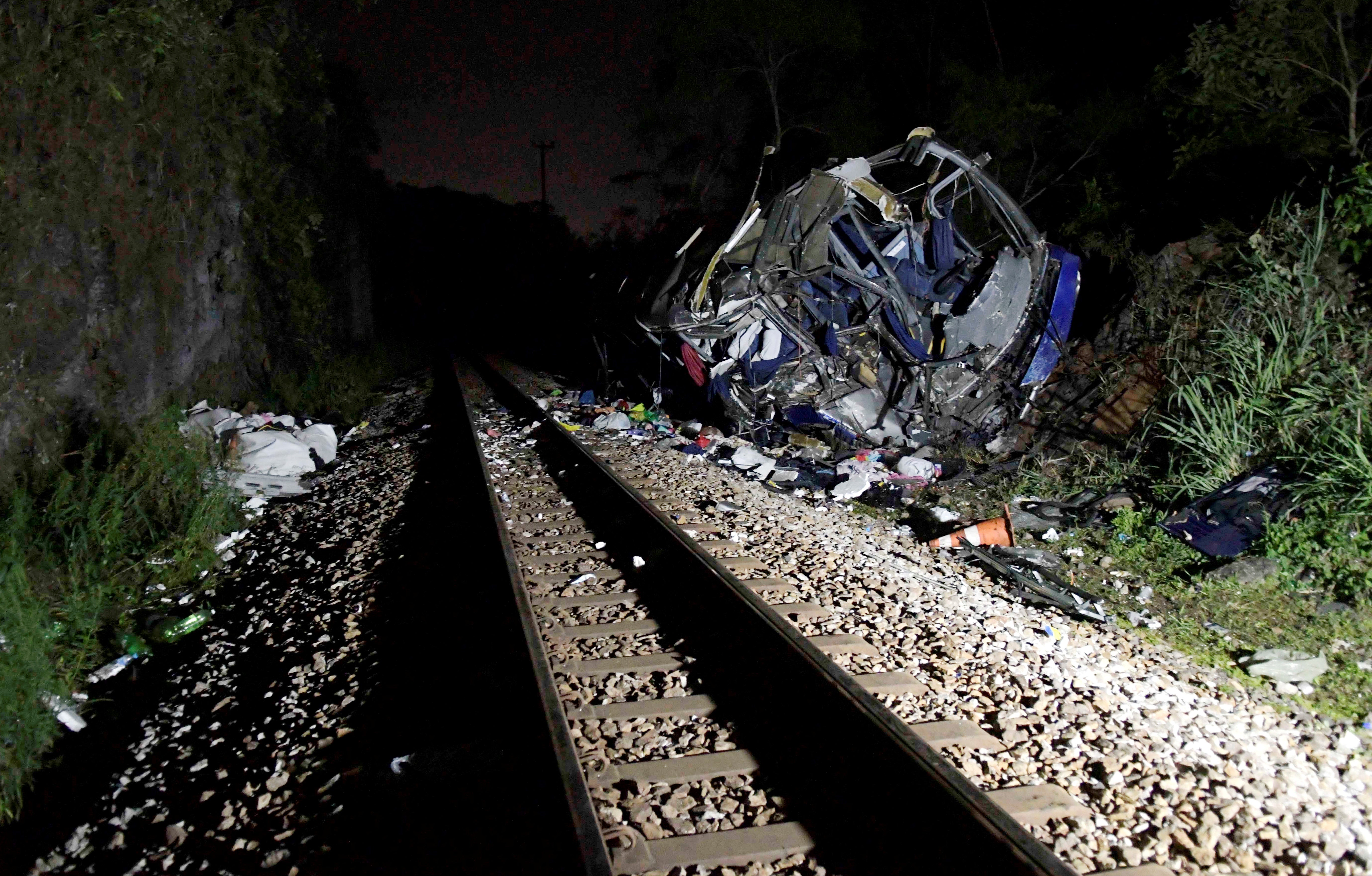 Un autobús cayó 45 pies desde un paso elevado a las vías del tren.