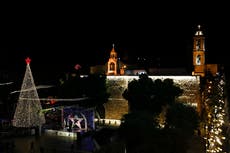 Belén enciende su árbol de Navidad pese a la pandemia