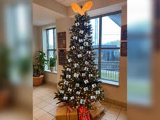 Departamento de policía de Alabama es criticado por decoración de árbol de Navidad con fotos de criminales