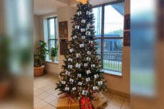 Departamento de policía de Alabama es criticado por decoración de árbol de Navidad con fotos de criminales