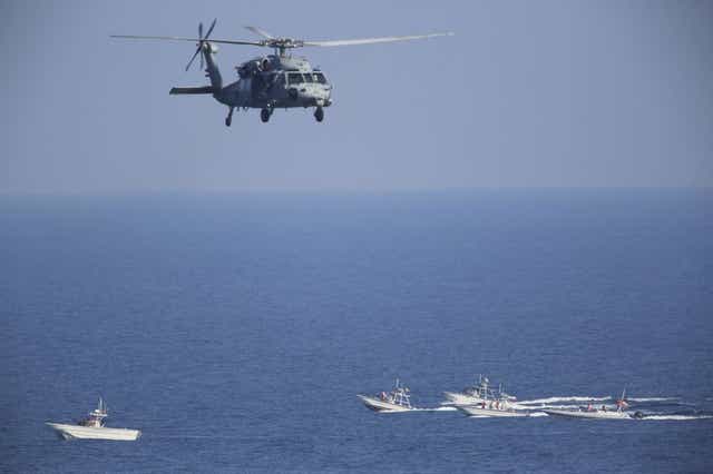 En esta foto de archivo del 21 de diciembre de 2018, un helicóptero estadounidense MH-60 Seahawk sobrevuela buques patrulla de la Guardia Nacional de Irán en el Estrecho de Hormuz.