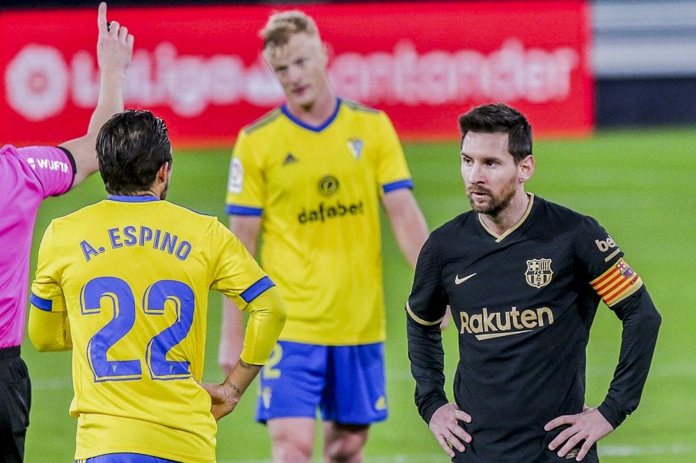 El argentino Lionel Messi, del Barcelona, se lleva las manos a la cintura durante la derrota ante Cádiz, el sábado 5 de diciembre de 2020, en La Liga española.