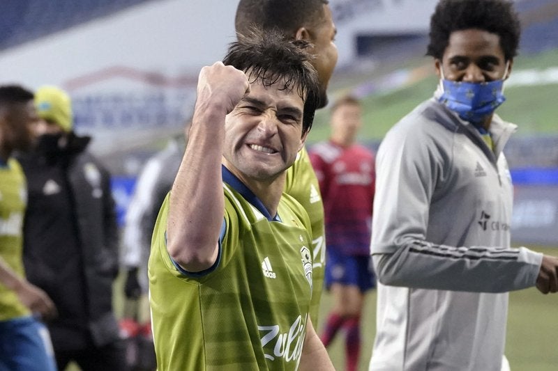 El uruguayo Nicolás Lodeiro, de los Sounders de Seattle, festeja la victoria sobre el FC Dallas.