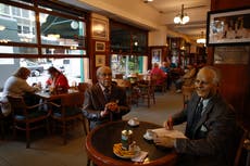 Hablar al comer en restaurantes aumenta riesgo de contagio por Covid