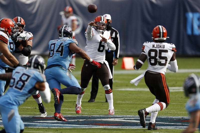 El quarterback de los Browns de Cleveland lanza un pase a David Njoku.