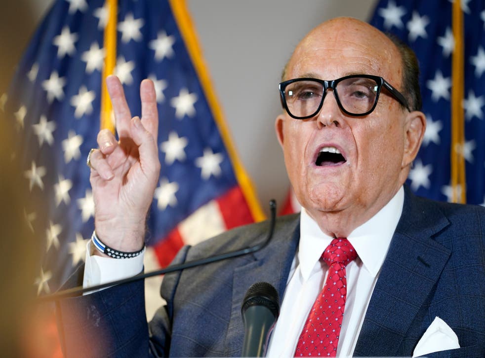 <p>Giuliani se encuentra hospitalizado tras contraer COVID-19</p>