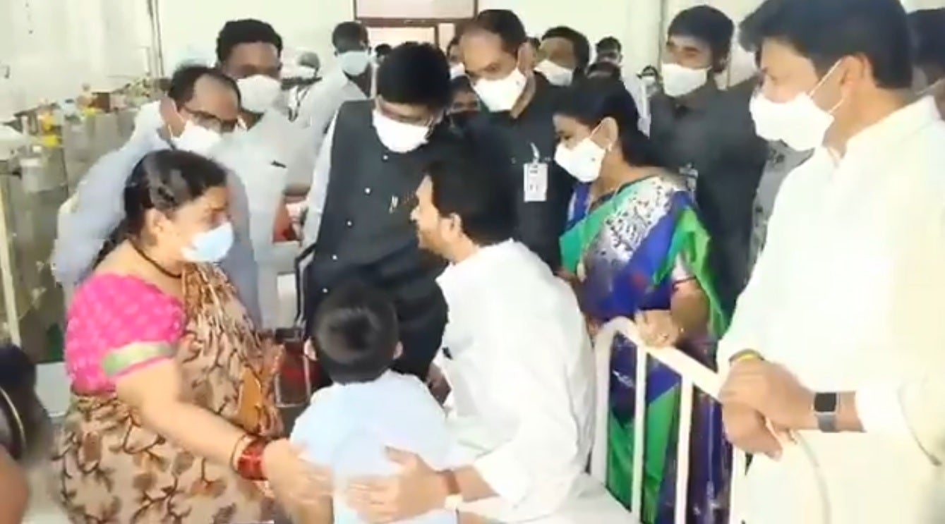 El ministro principal de Andhra Pradesh, Jaganmohan Reddy, visita hospitales en Eluru después de que una misteriosa enfermedad azotara la ciudad