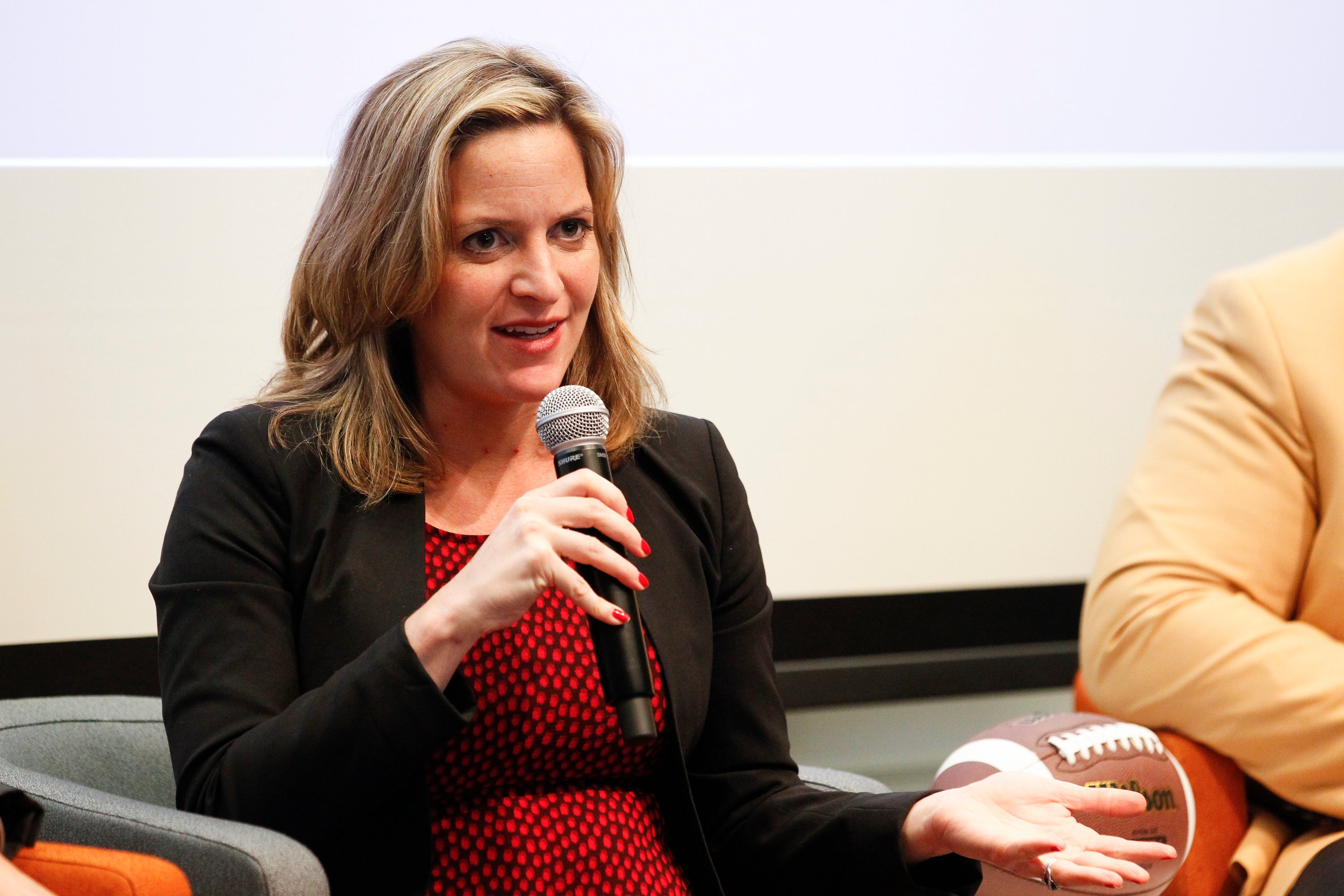 Simpatizantes de Trump intimidan a secretaria de estado de Michigan