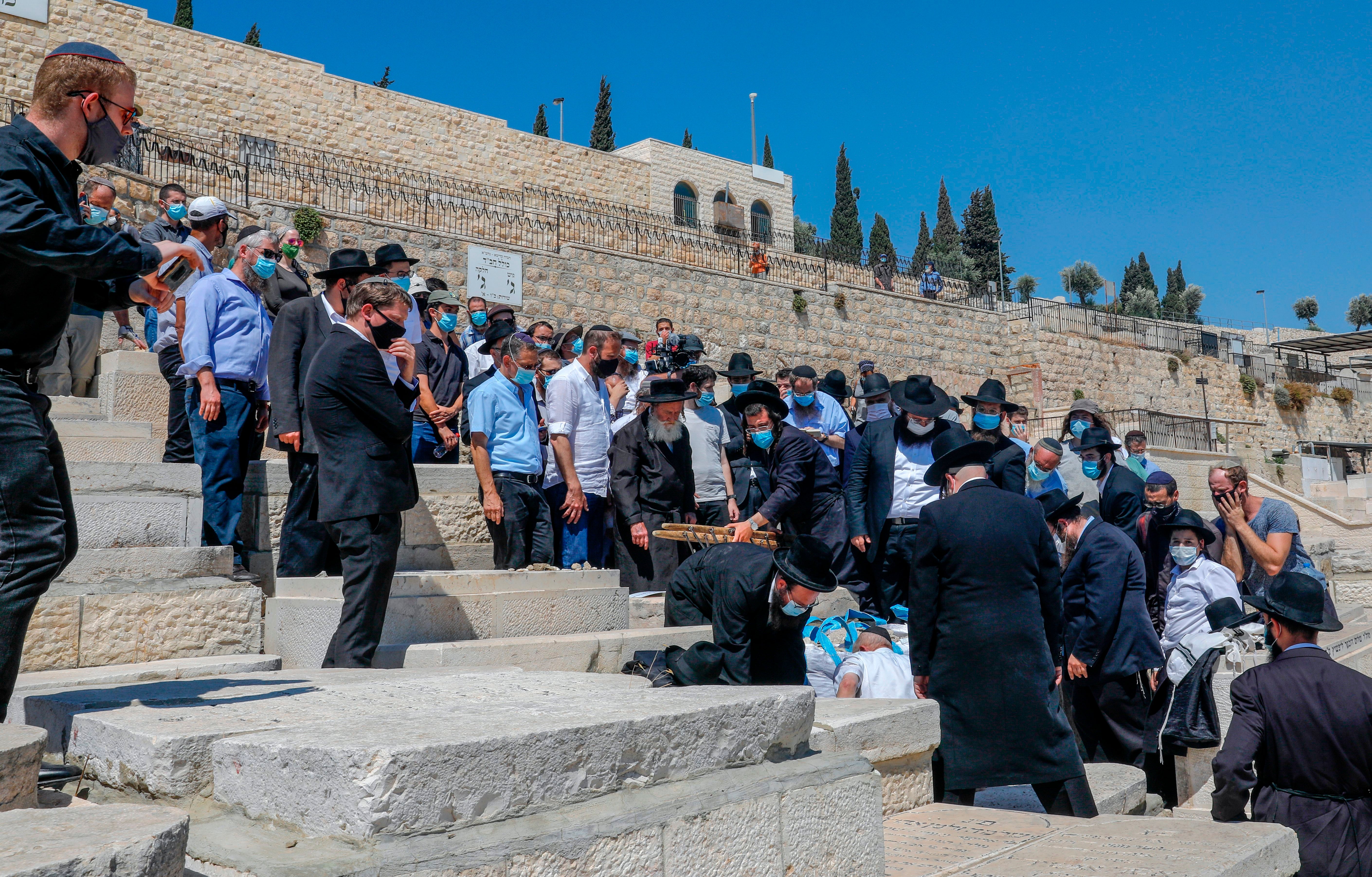 Amigos y familiares en el servicio funerario del rabino Adin Even-Israel Steinsaltz.