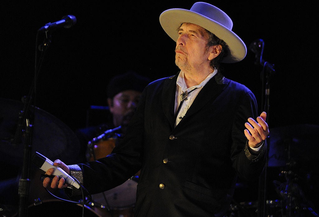 Dylan ha vendido más de 125 millones de discos en todo el mundo. Fue galardonado con el Premio Nobel de Literatura en 2016, el primer compositor en recibir tal distinción.