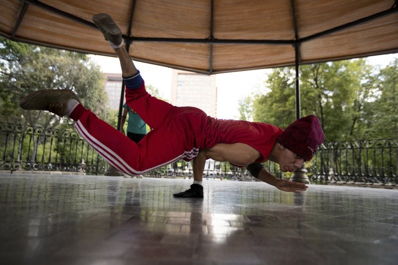 Carlos Cruz, un breakdancer, practica en un kiosco del parque Alameda en la Ciudad de México.