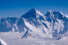 El monte Everest crece casi un metro