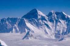 El monte Everest crece casi un metro