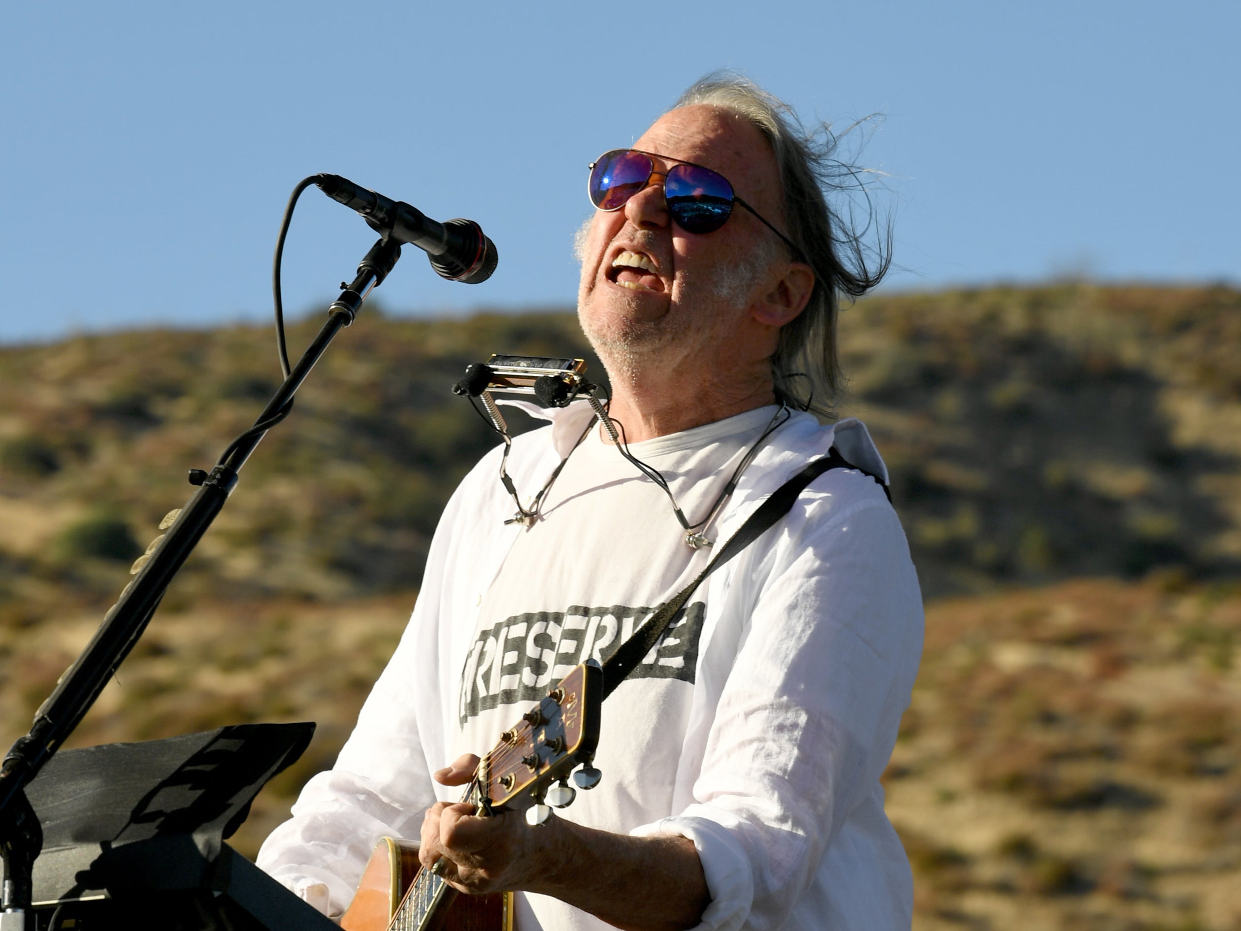 Neil Young toca en un conciertó benéfico el 14 de sepriembre de 2019 en Lake Hughes, California