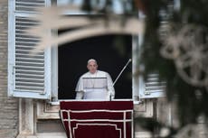 Papa Francisco aparece por sorpresa en la plaza España de Roma
