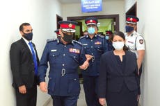 Critican a Priti Patel por recorrido en comisaría de Bahréin donde torturaron a activistas