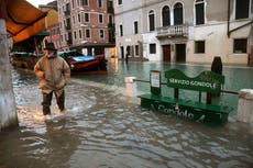Plaza de San Marcos amanece bajo el agua