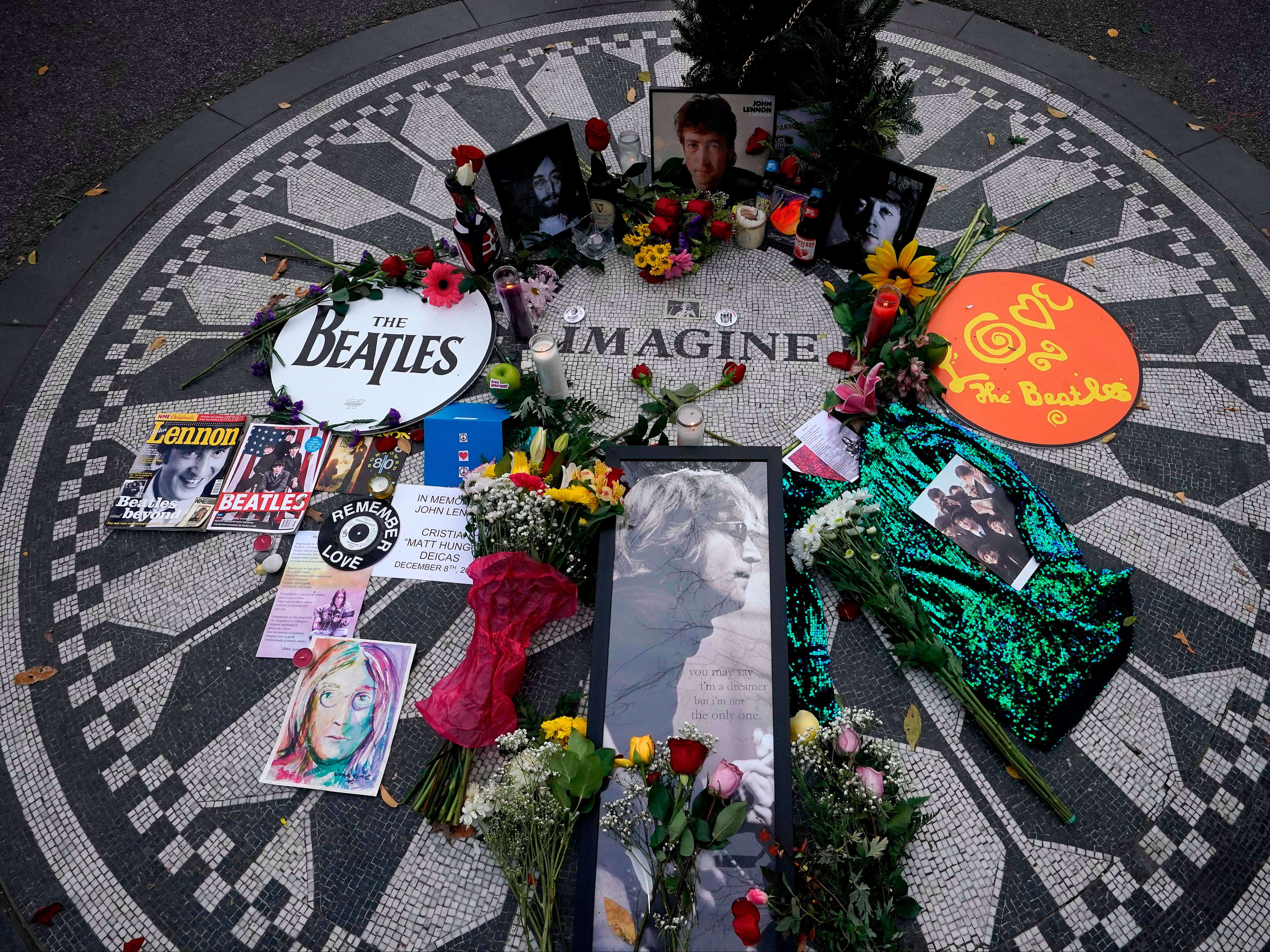 El mosaico 'Imagine' en Strawberry Fields en Central Park el 8 de diciembre de 2020, el 40 aniversario de la muerte de John Lennon