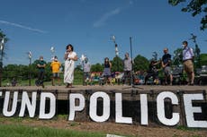 Minneapolis contempla profundos recortes policiales tras el asesinato de George Floyd