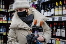 ¿Se puede tomar alcohol antes o después de la vacuna contra el covid-19?