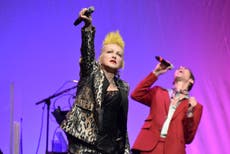 Artistas se unen a Cyndi Lauper en concierto benéfico 