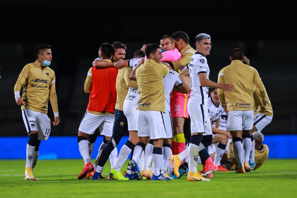 Jugadores de Pumas celebran tras conseguir el pase a la final.
