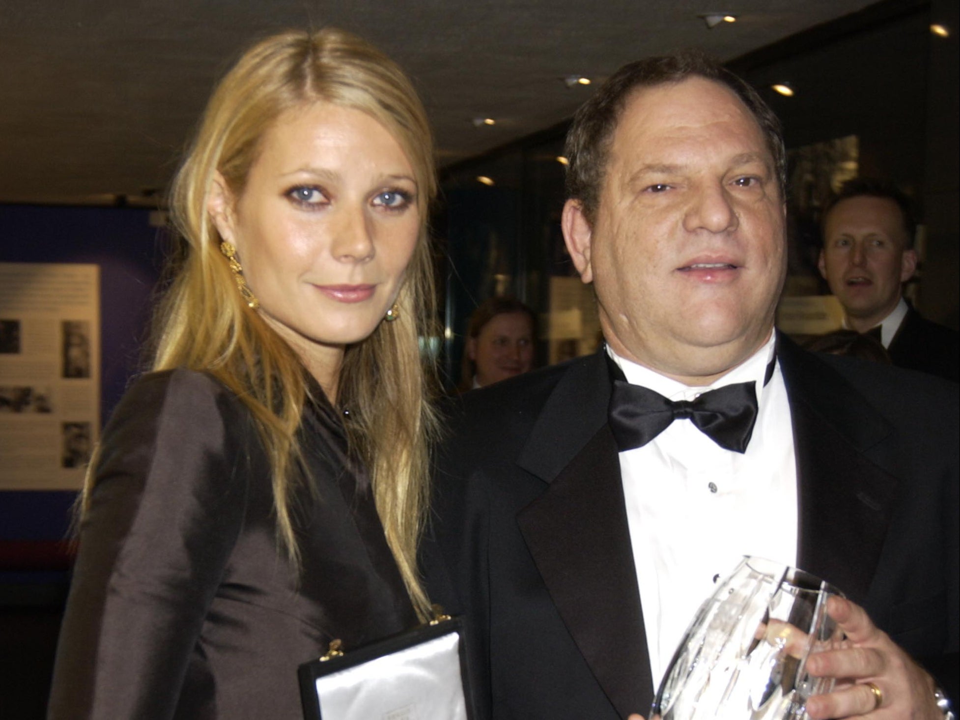 Gwyneth Paltrow y Harvey Weinstein en la gala del 50 aniversario del National Film Theatre el 20 de octubre de 2002.