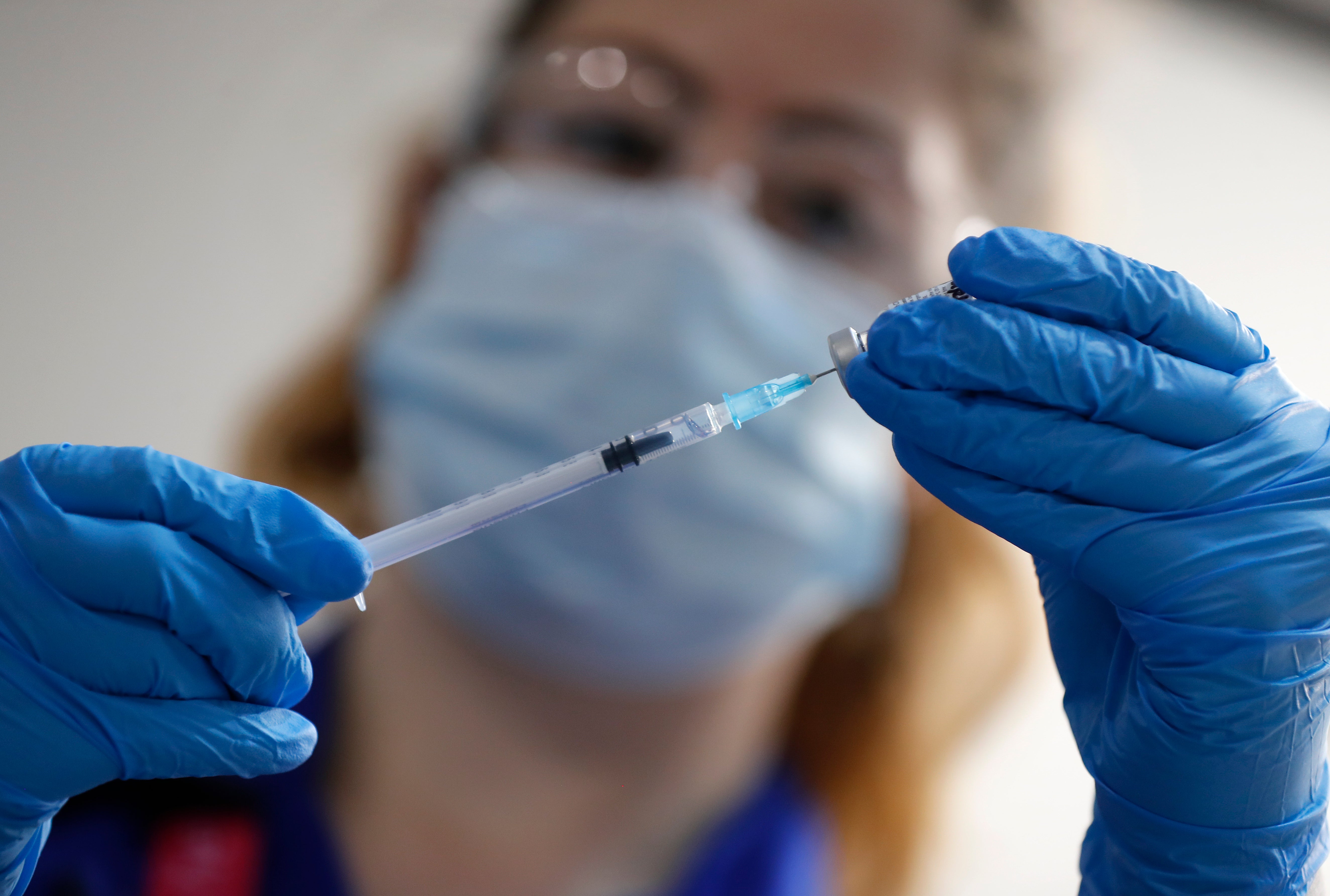 Una enfermera prepara una inyección de la vacuna contra el COVID-19 desarrollada por Pfizer y BioNTech, en el Hospital Guy en Londres, el martes 8 de diciembre de 2020.&nbsp;