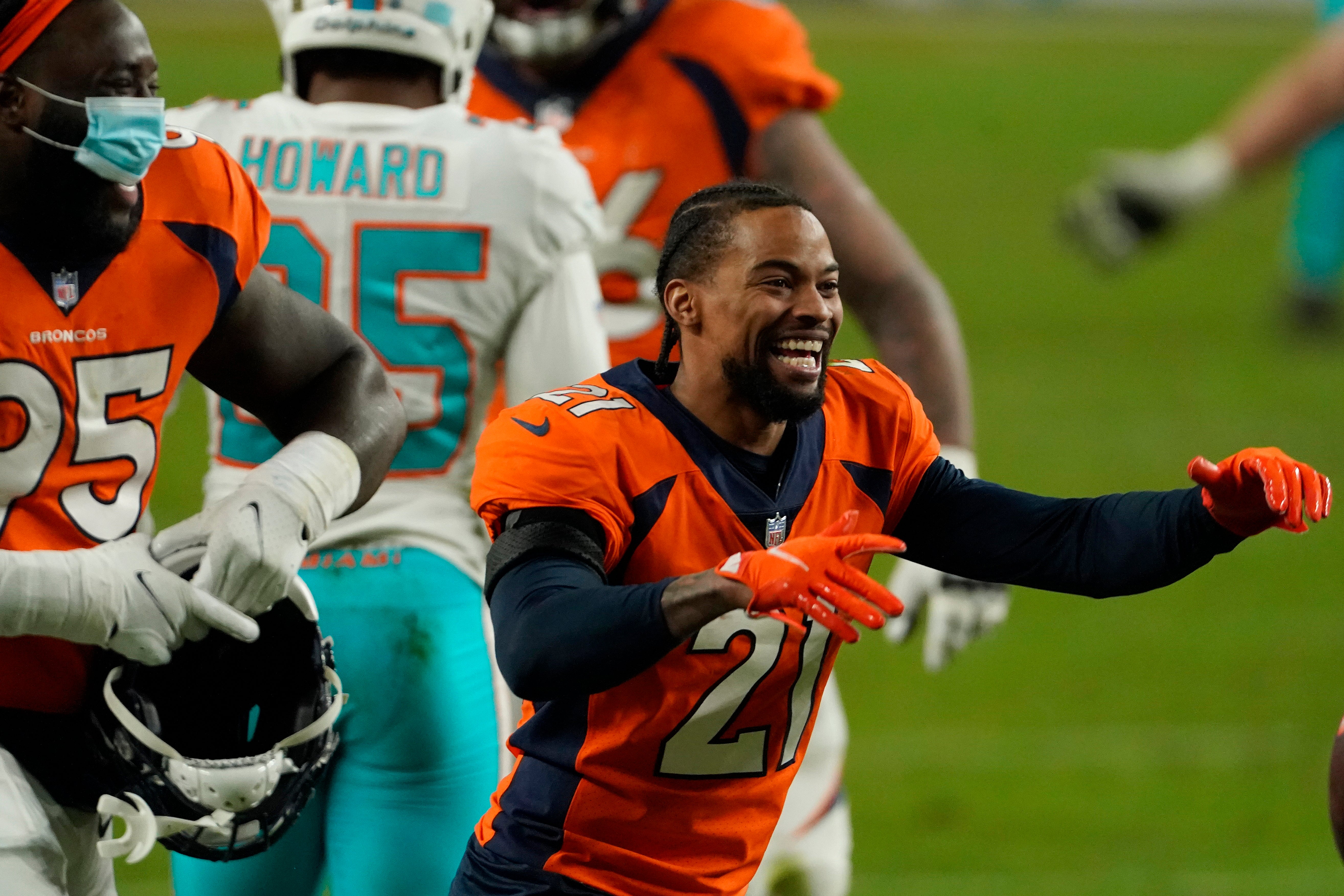 El cornerback de los Broncos de Denver celebra en el juego ante los Dolphins de Miami.