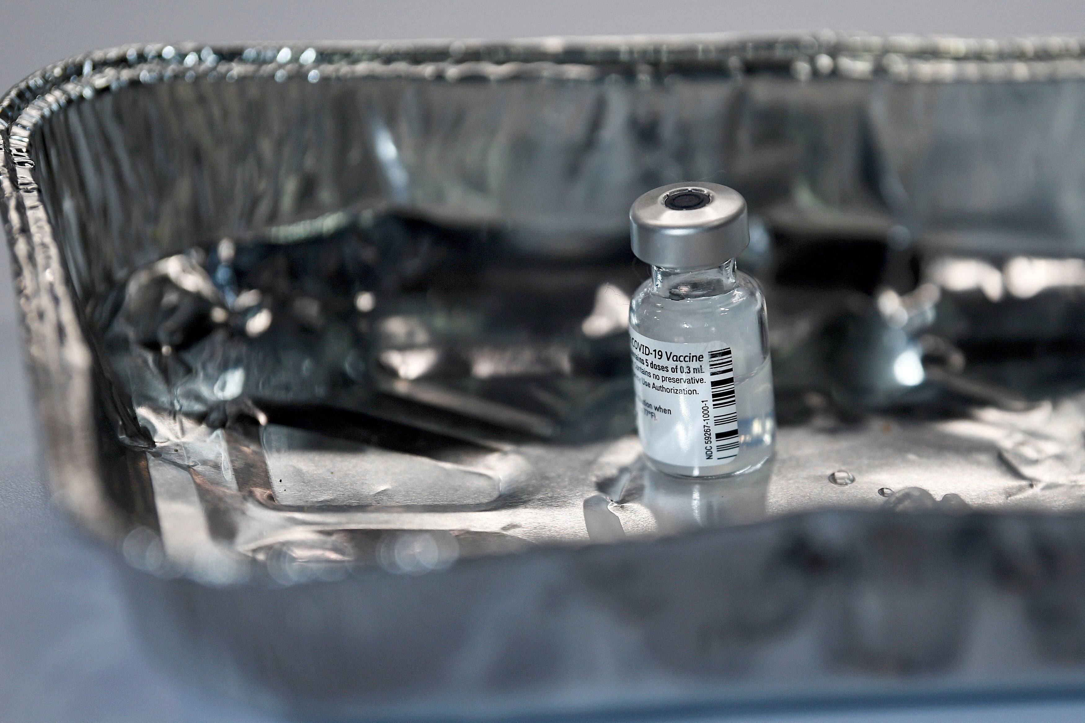 Un frasco con la vacuna de Pfizer-BioNTech contra el COVID-19 está listo para su uso en el hospital NHS Louisa Jordan en Glasgow, Escocia, el martes 8 de diciembre de 2020, ahora que ha comenzado un programa de inoculación a gran escala en Gran Bretaña.&nbsp;