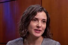 Funcionaria deja reunión ante presencia de manifestantes en su casa