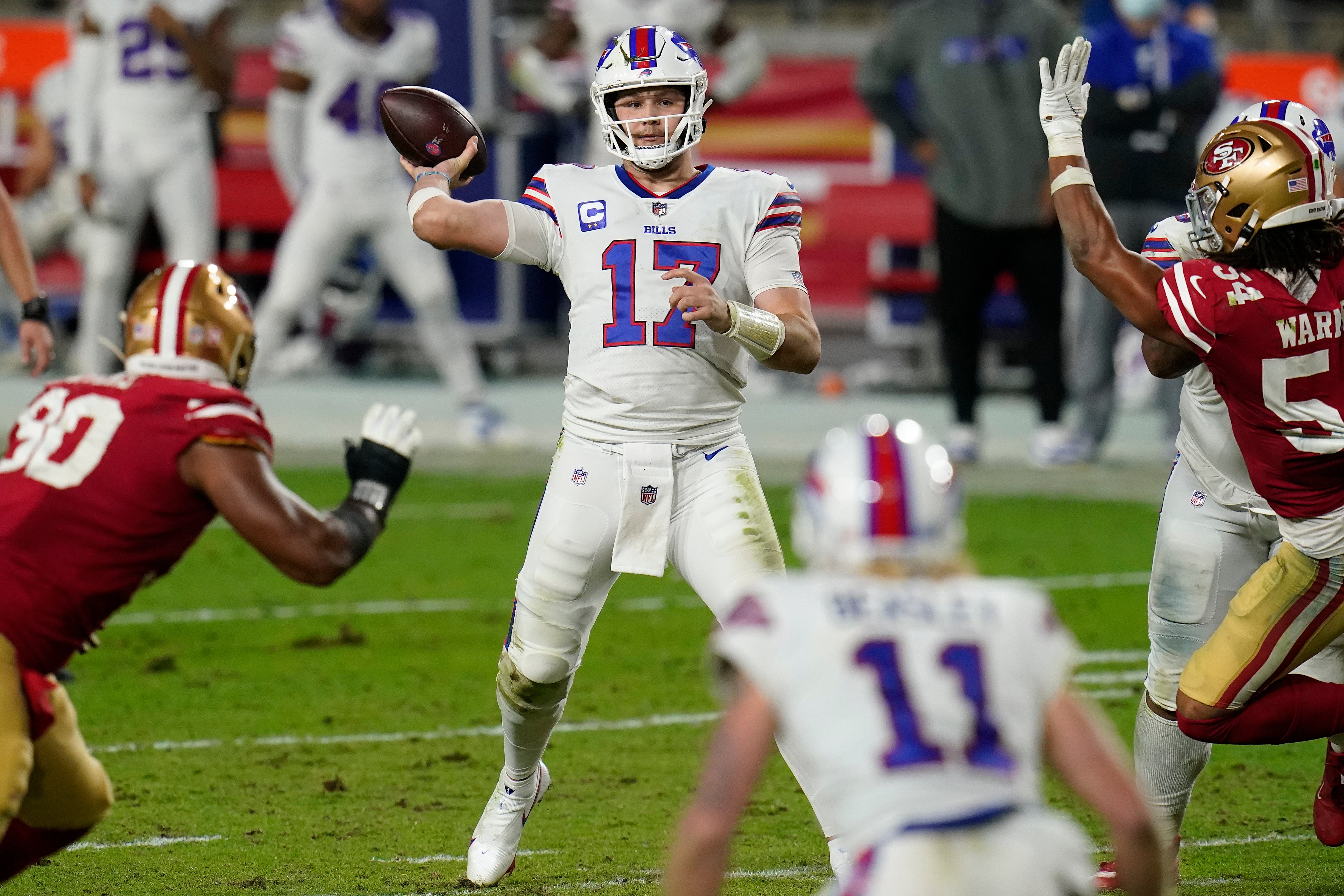 El quarterback Josh Allen de los Bills de Buffalo lanza un pase durante la segunda mitad del juego ante los 49ers de San Francisco.