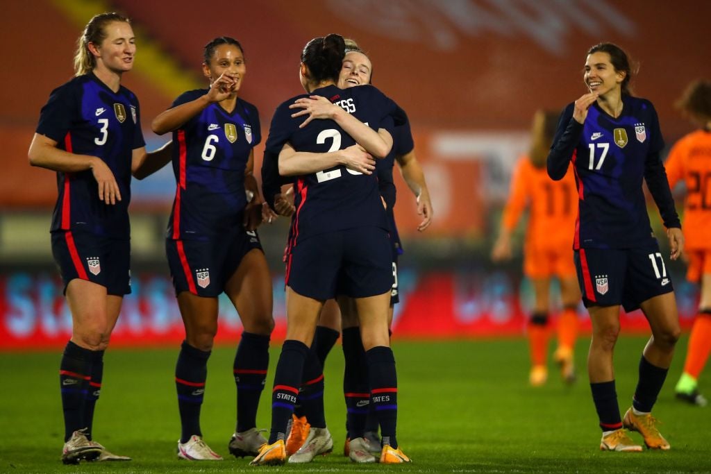Las seleccionadas estadounidenses festejan tras conseguir un gol en un partido amistoso ante Holanda. &nbsp;