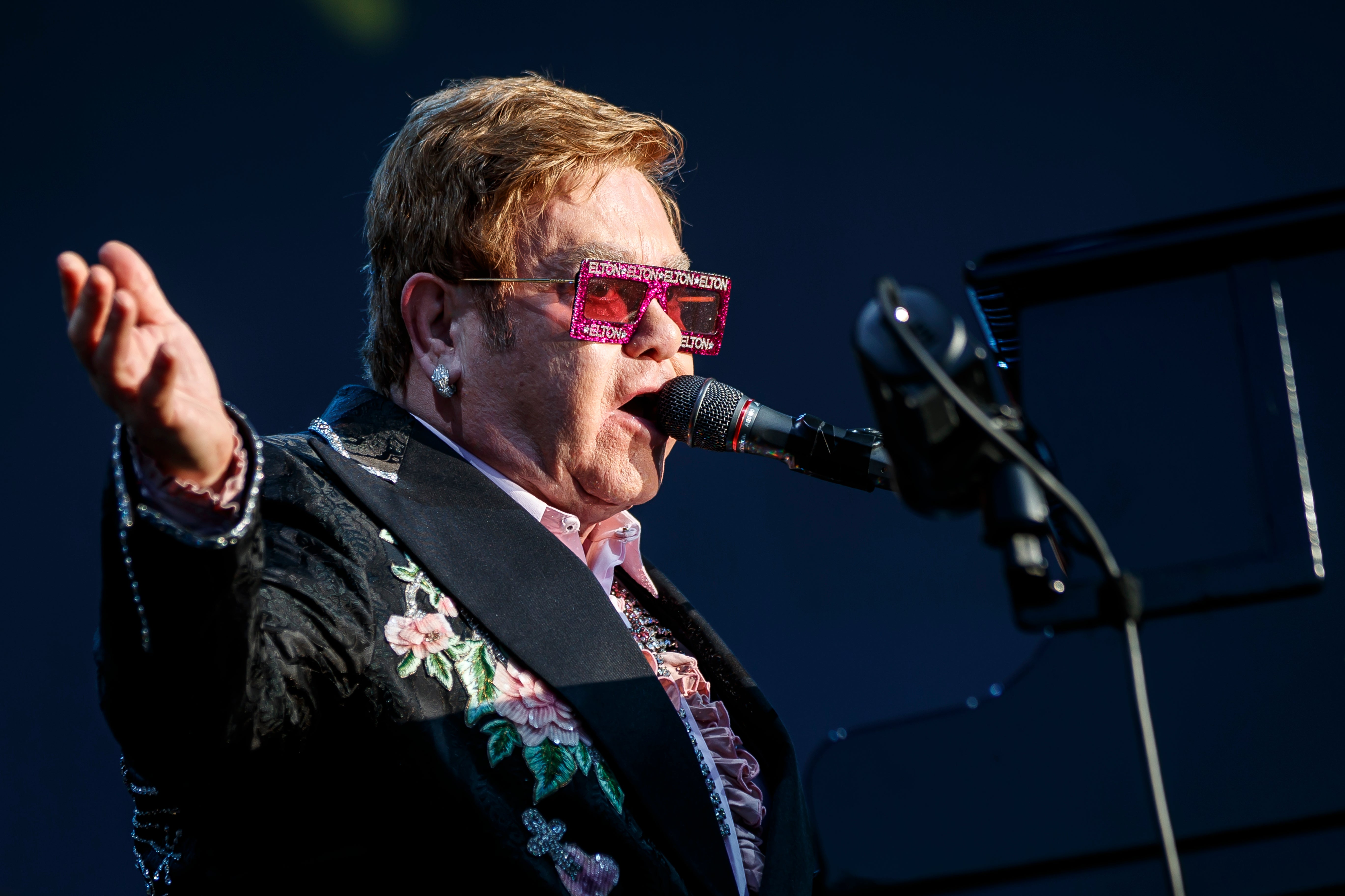 ARCHIVO - El músico británico Elton John durante un concierto de su gira "Farewell Yellow Brick Road" en el Festival de Jazz de Montreux, en Montreux, Suiza, el 29 de junio de 2019.&nbsp;