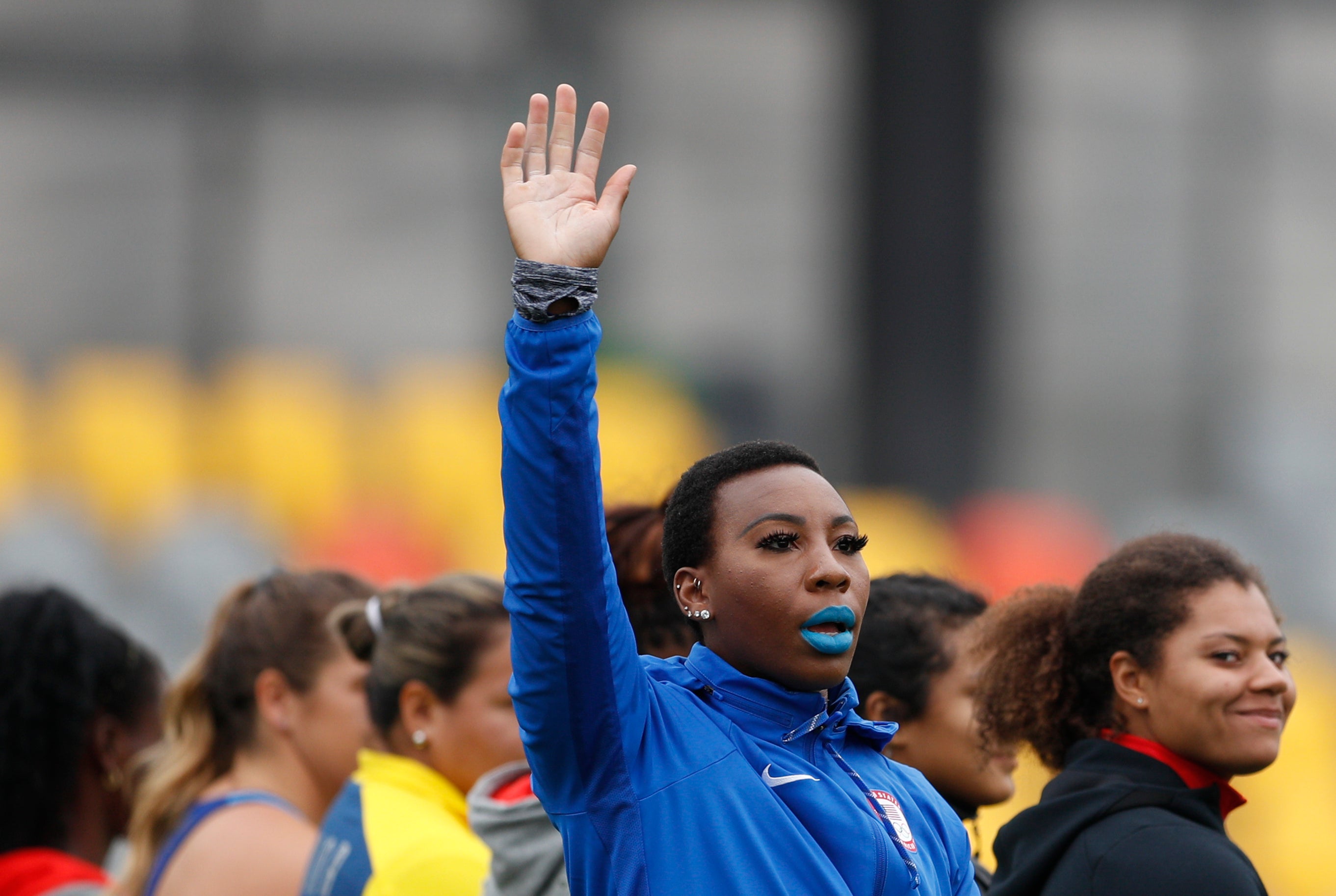 ARCHIVO - En imagen de archivo del 10 de agosto de 2019, la atleta estadounidense Gwen Berry saluda al ser presentada al inicio de la final de lanzamiento de martillo para mujeres en los Juegos Panamericanos de Lima, Perú.&nbsp;