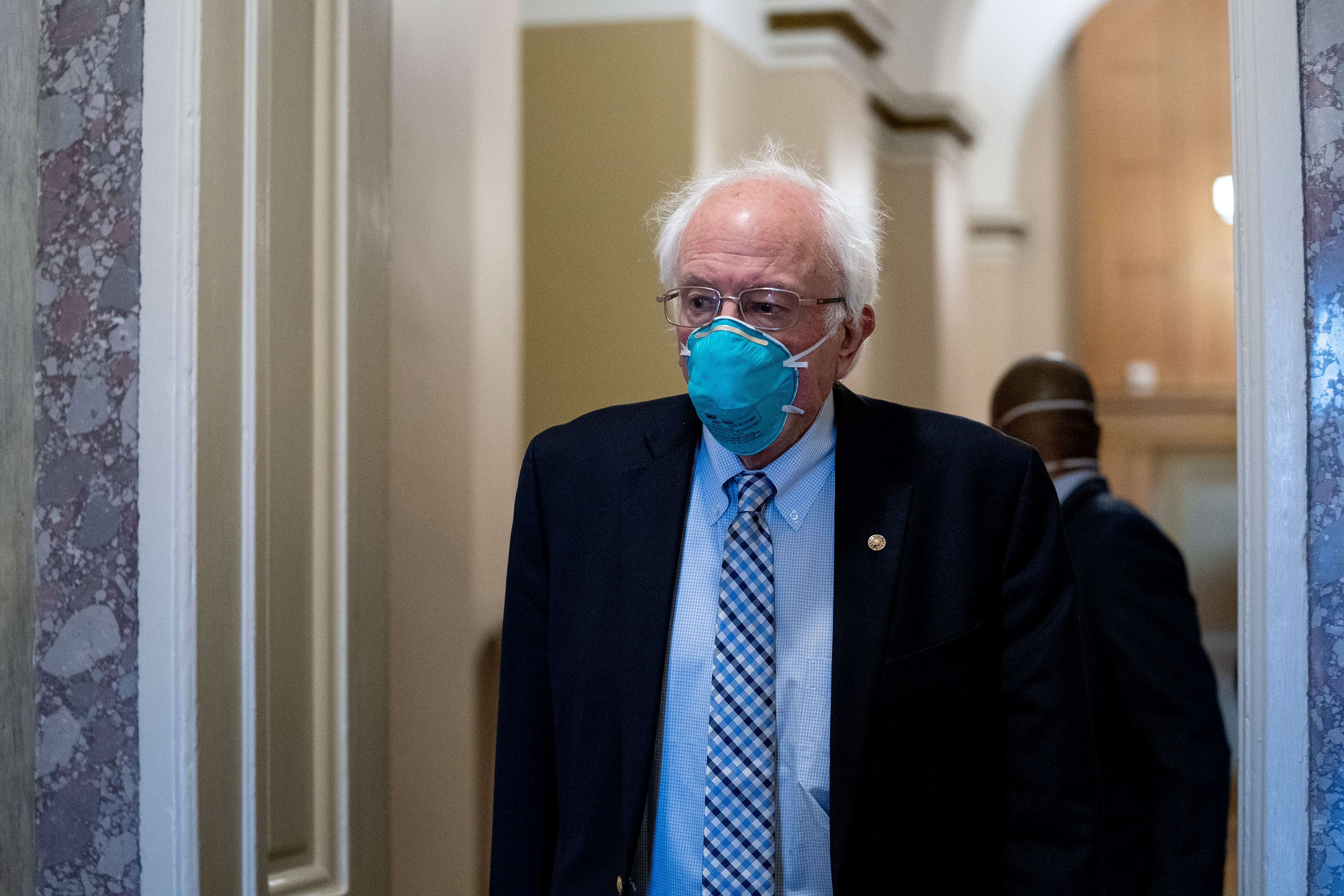 WASHINGTON, DC - 11 DE DICIEMBRE: El senador Bernie Sanders (I-VT) usa una máscara protectora al salir del Capitolio de los EE. UU. el 11 de diciembre de 2020 en Washington, DC. Los legisladores se enfrentan a un plazo de medianoche para aprobar una resolución continua para evitar un cierre parcial y financiar al gobierno durante otra semana.