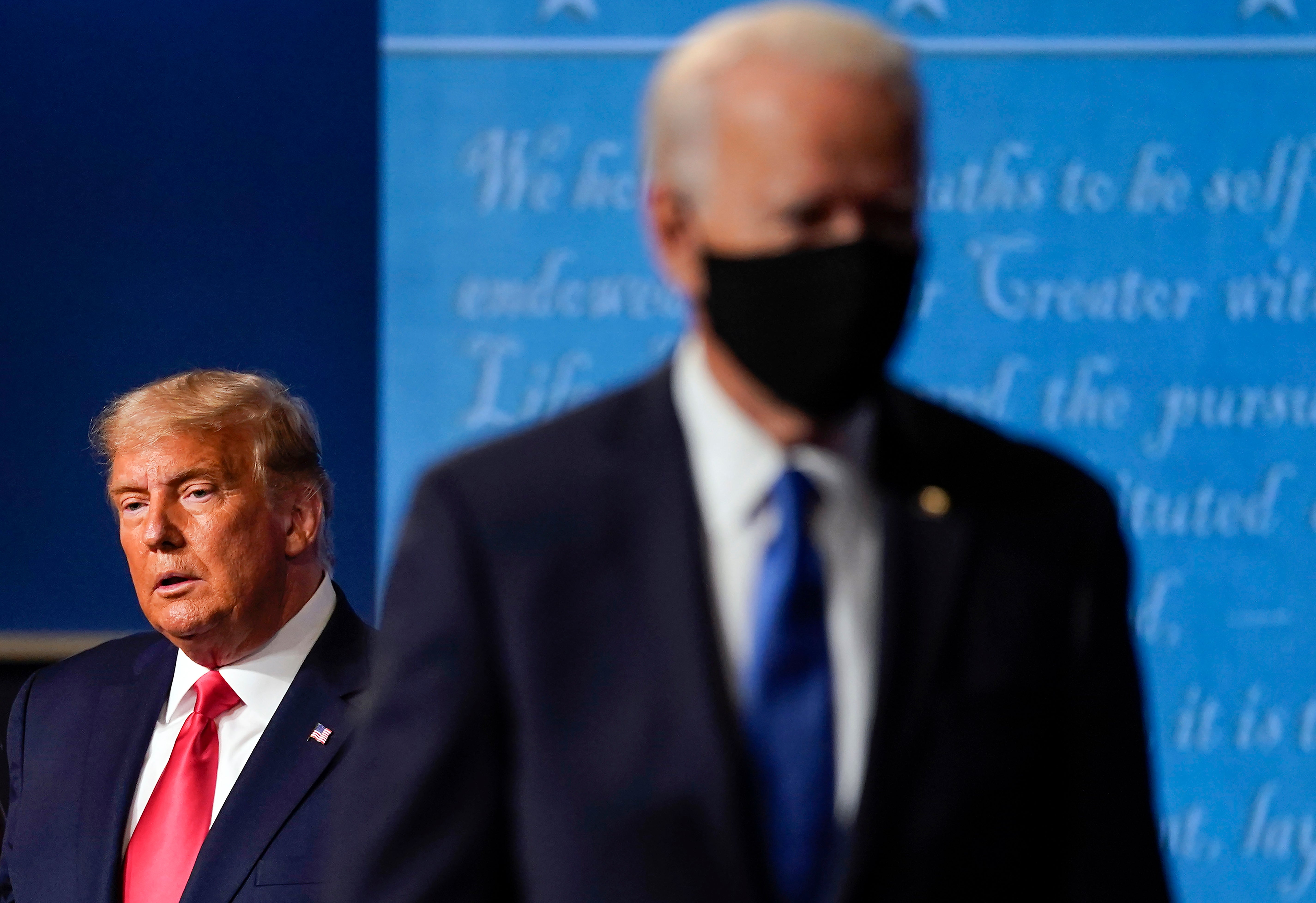 <p>ARCHIVO - El presidente Donald Trump, izquierda, permanece en el escenario mientras el entonces candidato demócrata Joe Biden se aleja, 22 de octubre de 2020 en la Universidad Belmont, Nashville, Tennessee.</p>