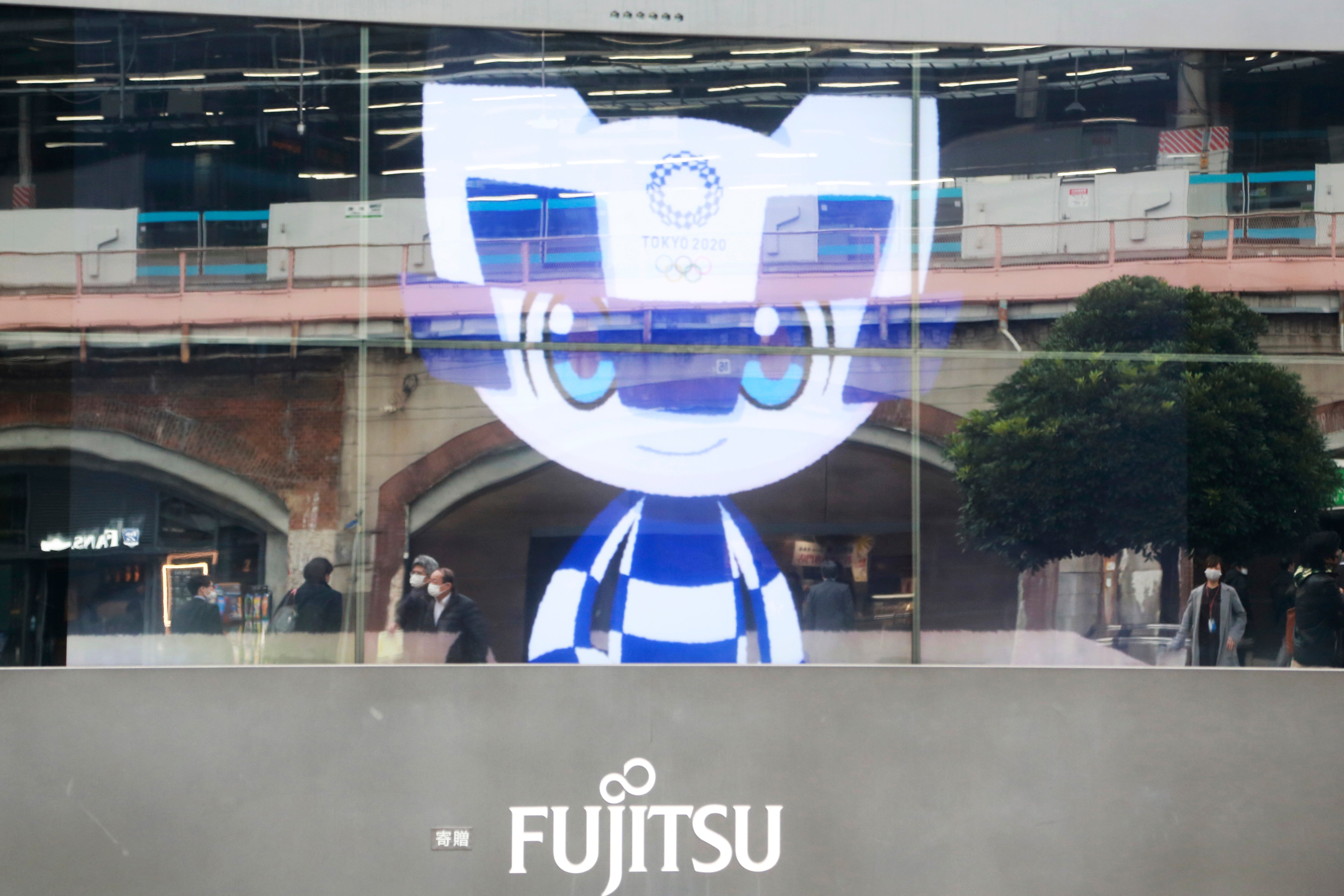 Un televisor muestra a Miraitowa, mascota de los Juegos Olímpicos de Tokio.