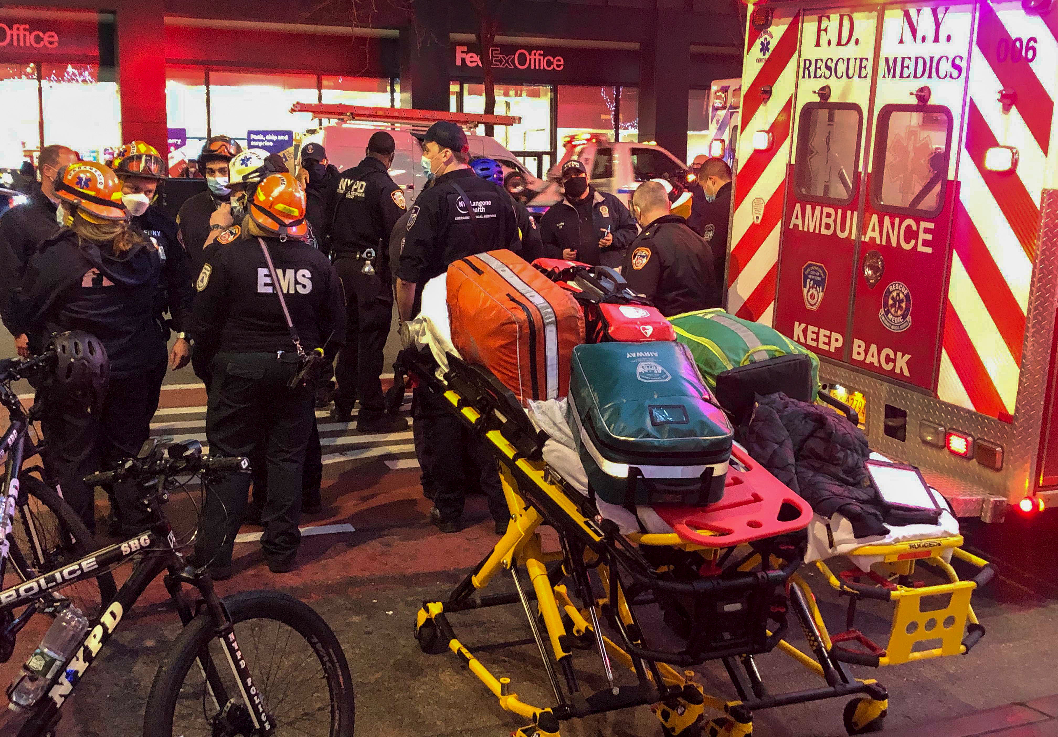 Peatones de protesta en Nueva York golpeados.