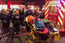 Conductora es arrestada tras chocar contra manifestantes en Manhattan