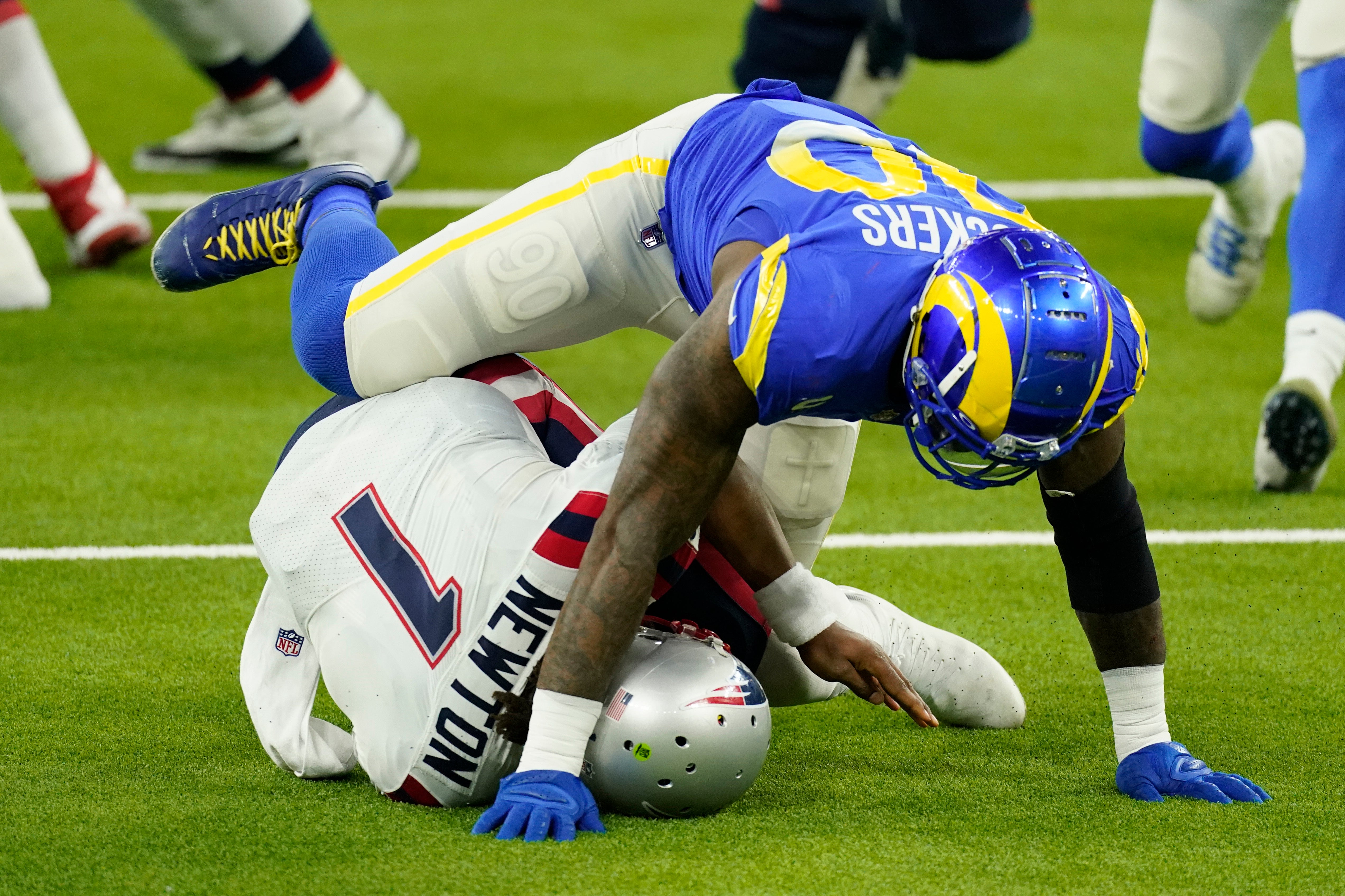 Cam Newton, quarterback de los Patriots de Nueva Inglaterra, es capturado por Michale Brockers, de los Rams de Los Ángeles, en el partido del jueves 10 de diciembre de 2020&nbsp;
