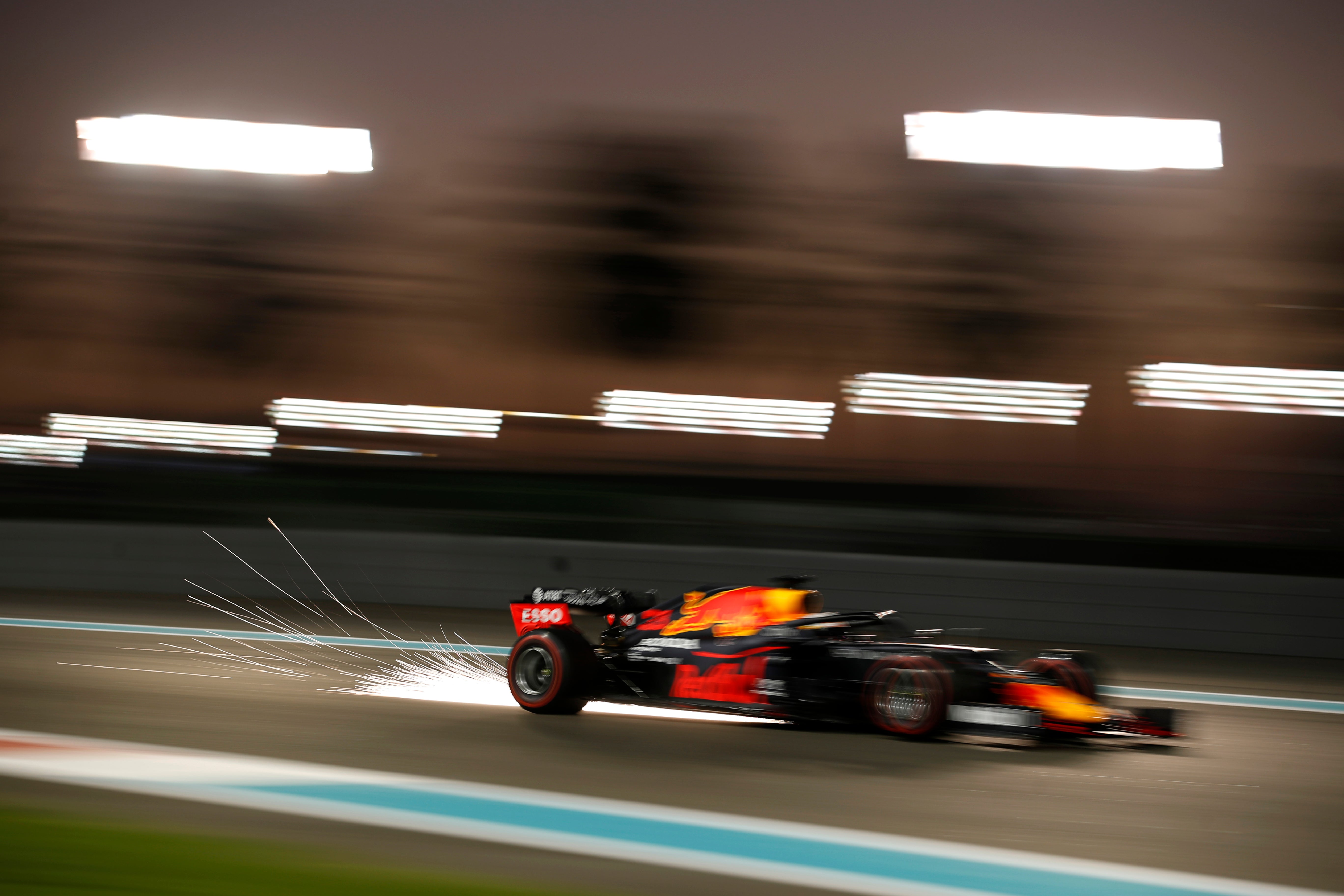 El piloto de Red Bull Max Verstappen durante la segunda sesión de entrenamientos libres en el circuito Yas Marina, antes del Gran Premio de Abu Dabi, en Abu Dabi, Emiratos Árabes Unidos, el 11 de diciembre de 2020.&nbsp;